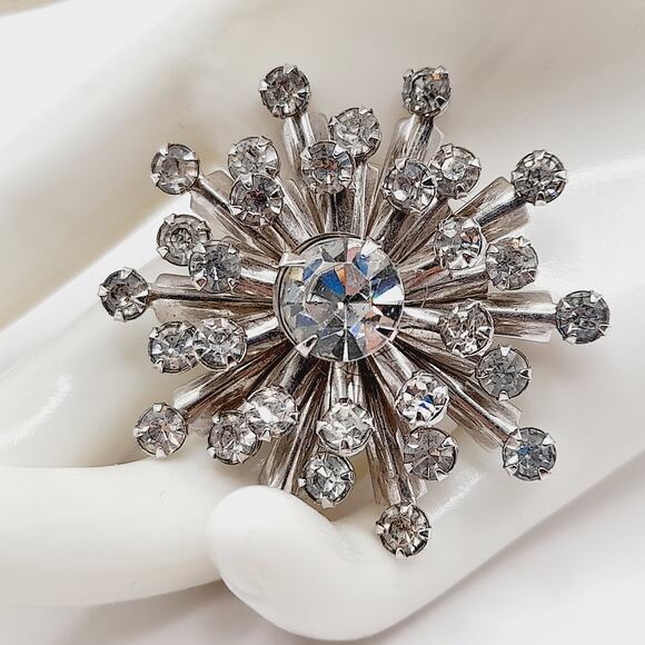 Vintage 1950s Snowflake Rhinestone Brooch, Clear Sparkling Stones, Just Under 2” - Picture 1 of 9